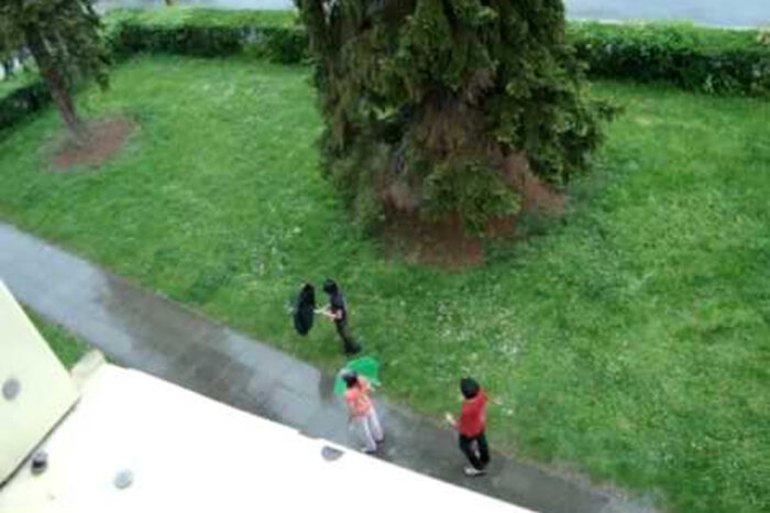 Арабские студенты мыли голову под дождем