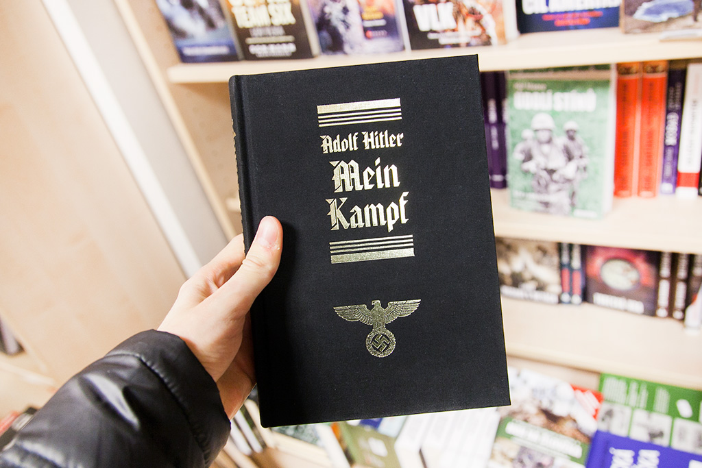 Mein kampf (Майн кампф) в книжном магазине в Праге, Чехия