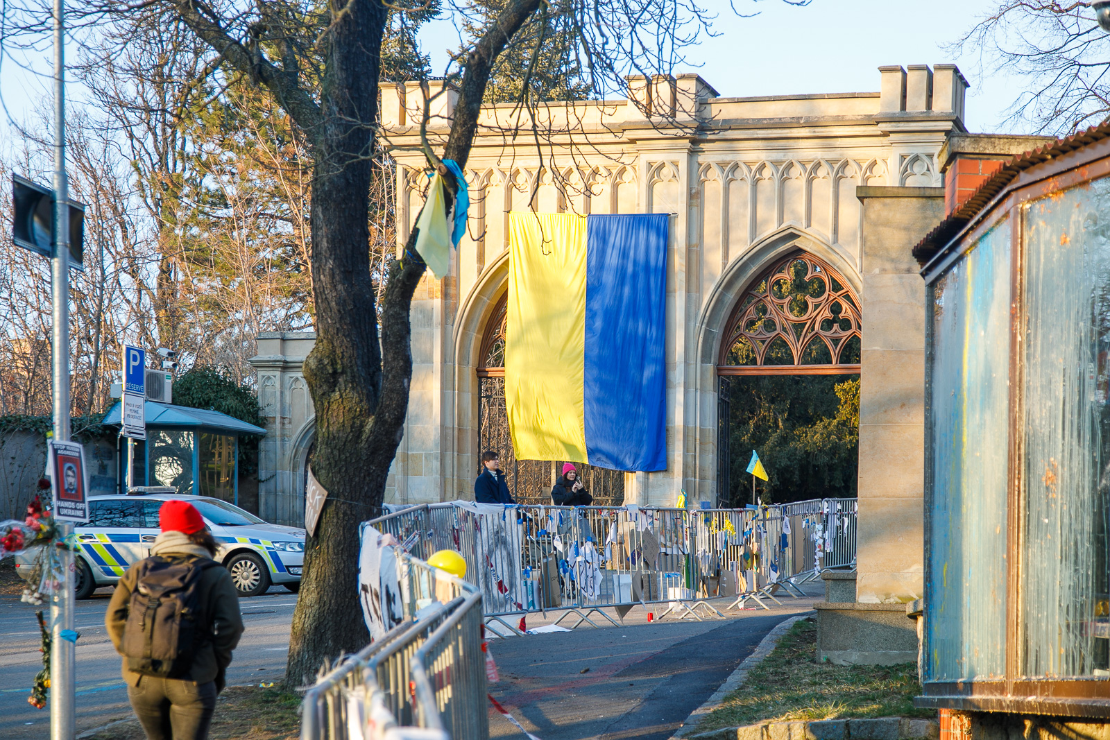 Посольство РФ утопает в плакатах и грязи после митингов